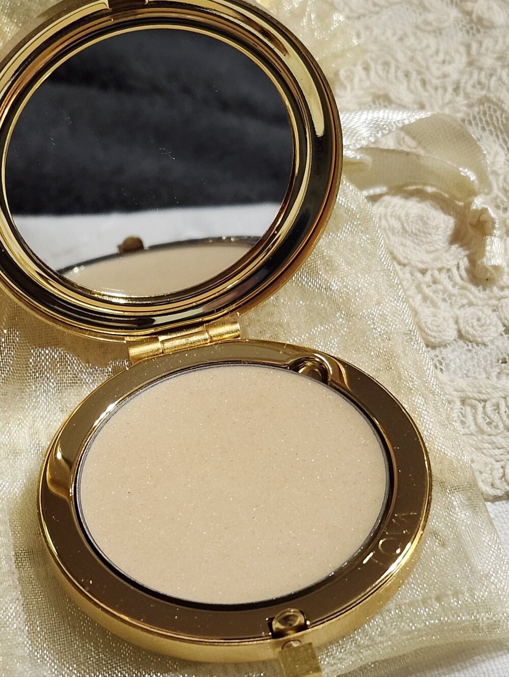 TOVA SOLID PERFUME UNUSED Gold Floral Compact Mirror with Embossed Rose Design - Picture 4 of 4